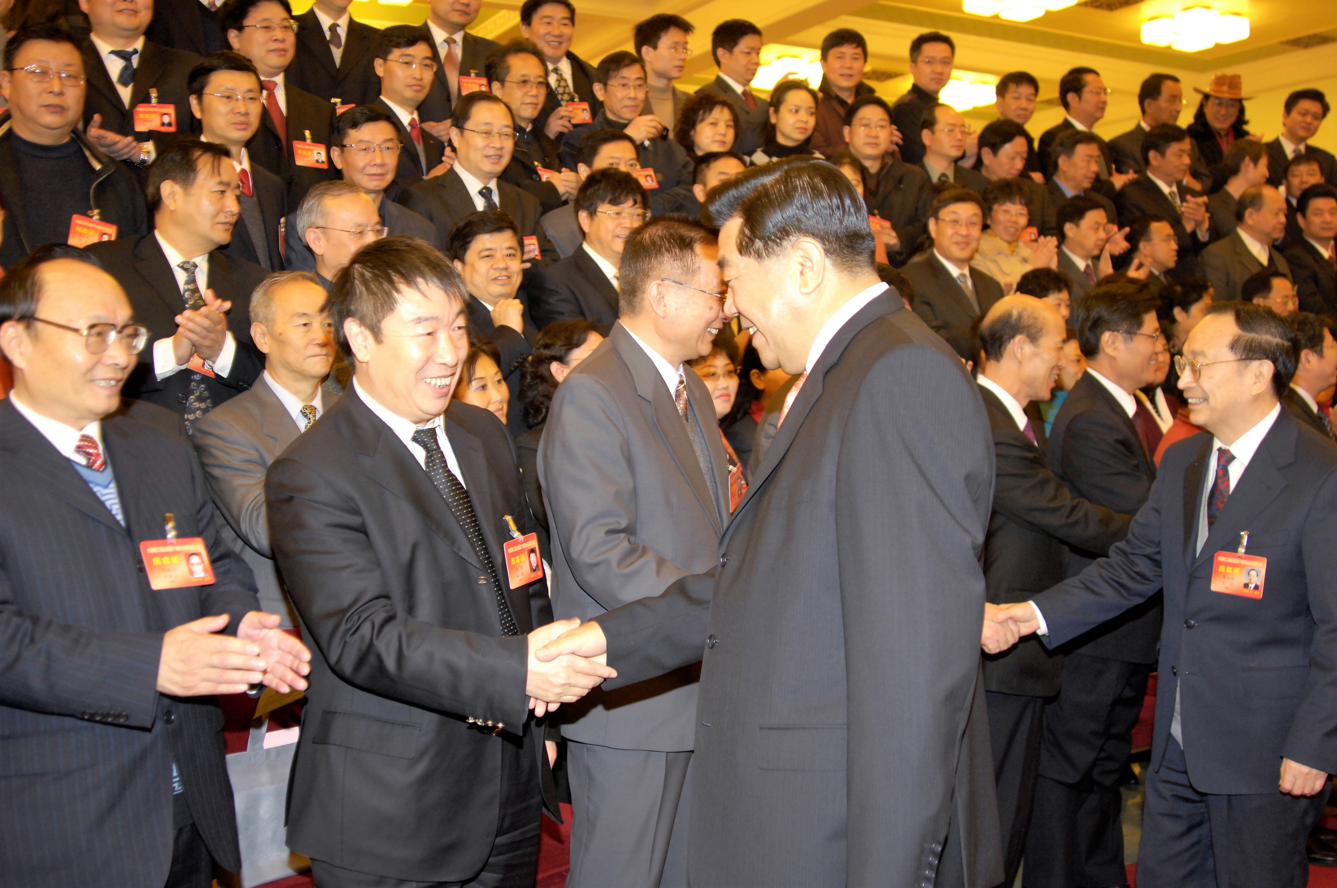 3、2007年12月11日，在中国农工民主党第十四次全国代表大会上，中共中央政治局常委、全国政协主席贾庆林与周然主委亲切握手。.jpg
