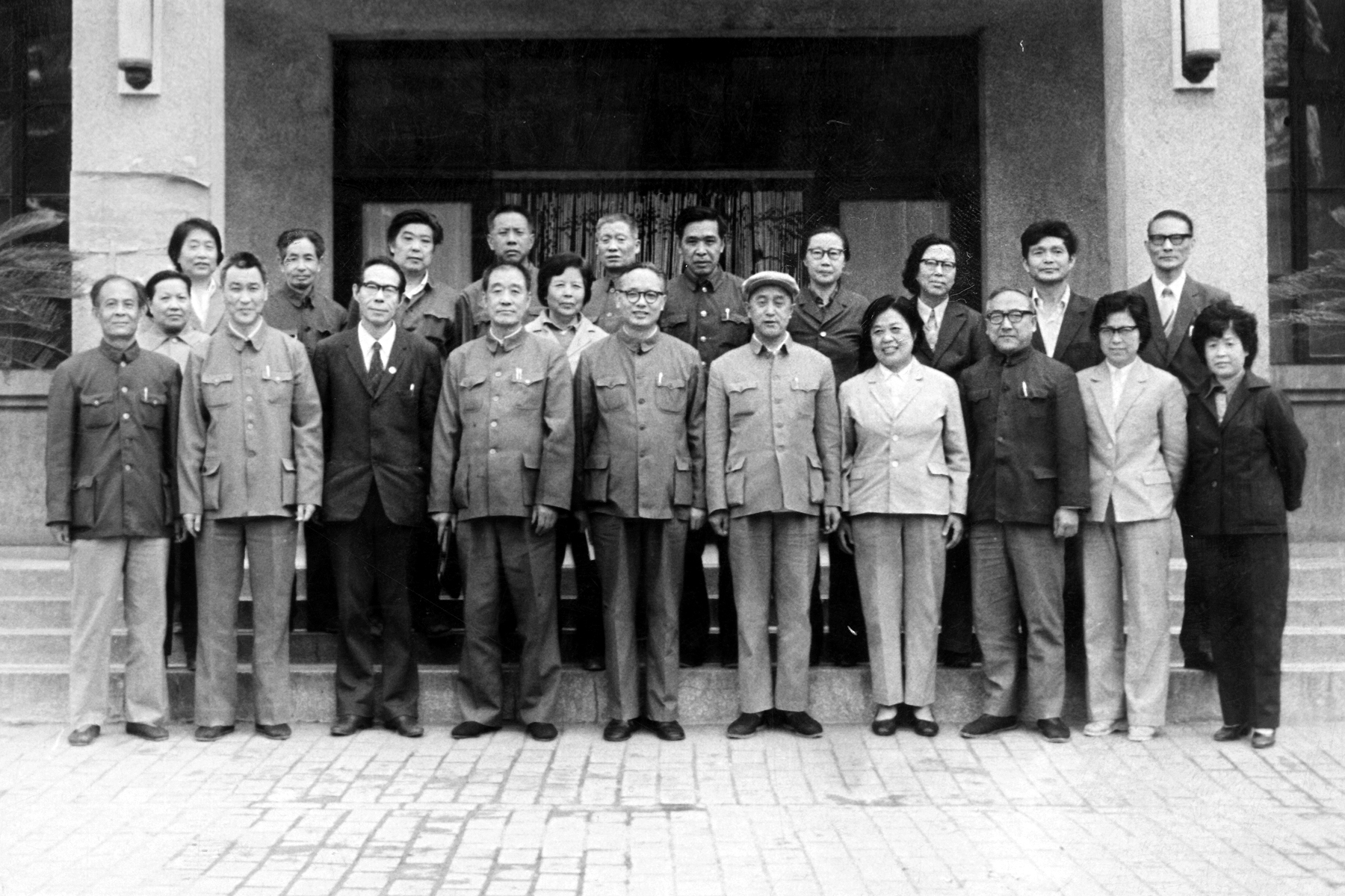 2、1985年,省筹备组前期赴阳泉参加支部成立大会,前排左一邹敏、左二白珍祥、左三丁树湘、左五阳泉市委书记路正西、左六阳泉市长光敏、左七颜崇蒂、左八阳泉市统战部长张鸿文、左九许晓琳,后排右二杜亨利.jpg 2、1985年,省筹备组前期赴阳泉参加支部成立大会,前排左一邹敏、左二白珍祥、左三丁树湘、左五阳泉市委书记路正西、左六阳泉市长光敏、左七颜崇蒂、左八阳泉市统战部长张鸿文、左九许晓琳,后排右二杜亨利.jpg