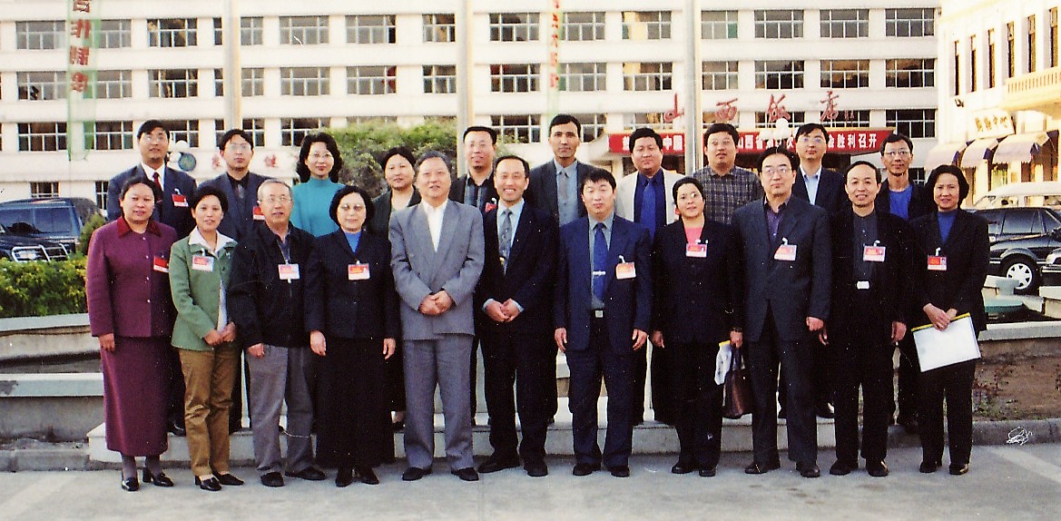 2002年4月第四次代表大会期间,农工党中央副主席、第一任省委会主委宋金升与参会代表合影。.jpg