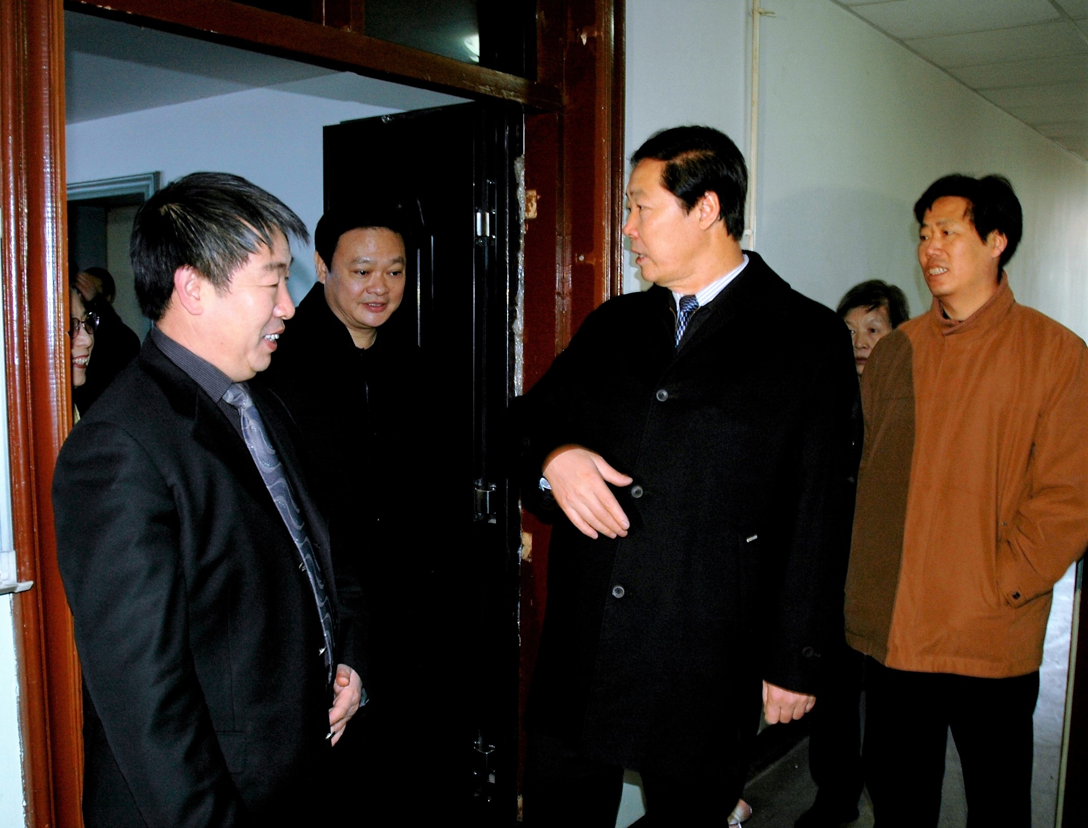 2005年12月14日,中共山西省委书记张宝顺,省长于幼军走访省委会机关。.jpg
