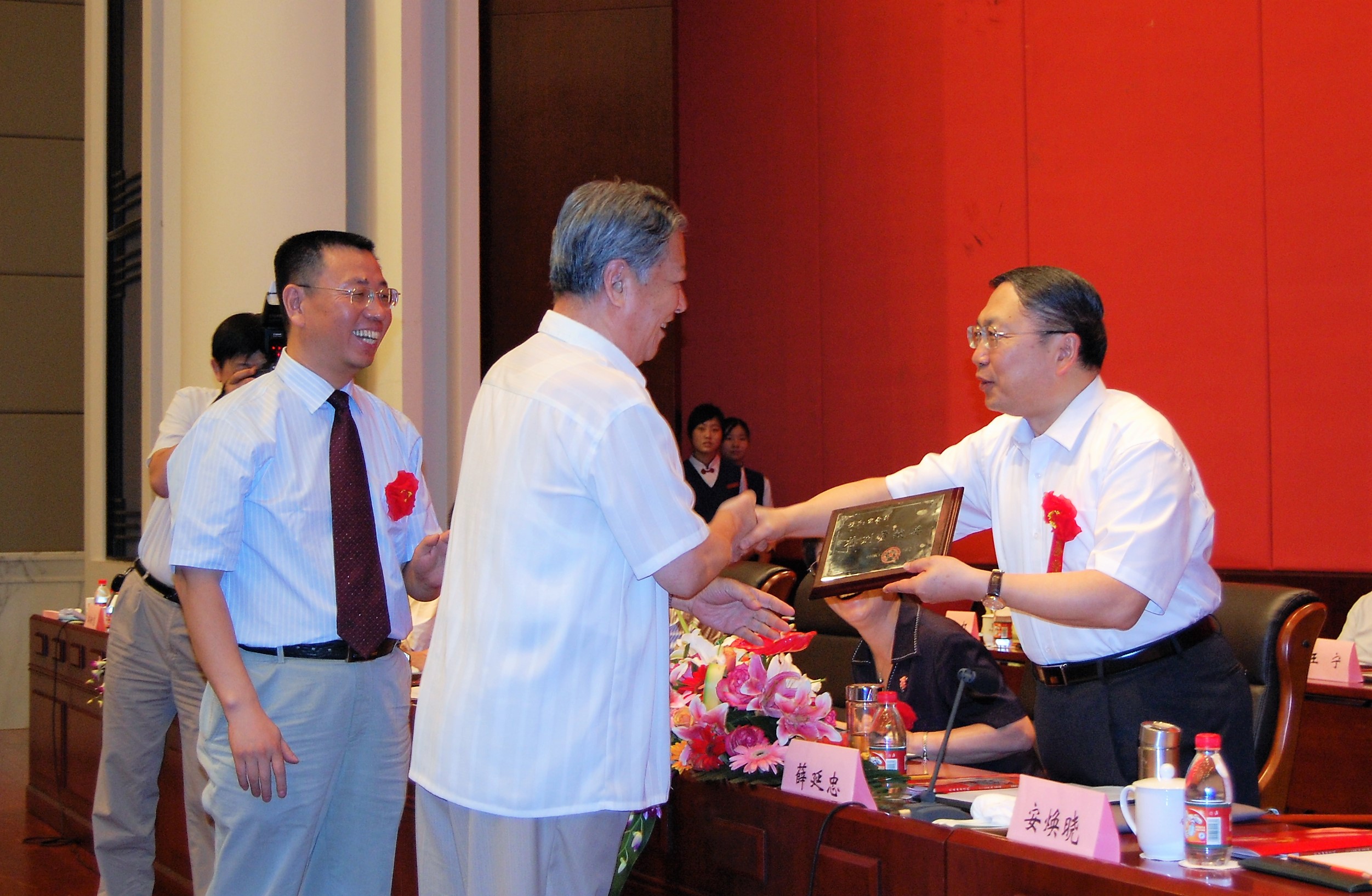 2008年7月26日,在省委会成立20周年纪念大会上,中共山西省委副书记薛延忠向省委会第一任主委宋金升颁发特别贡献奖。.jpg