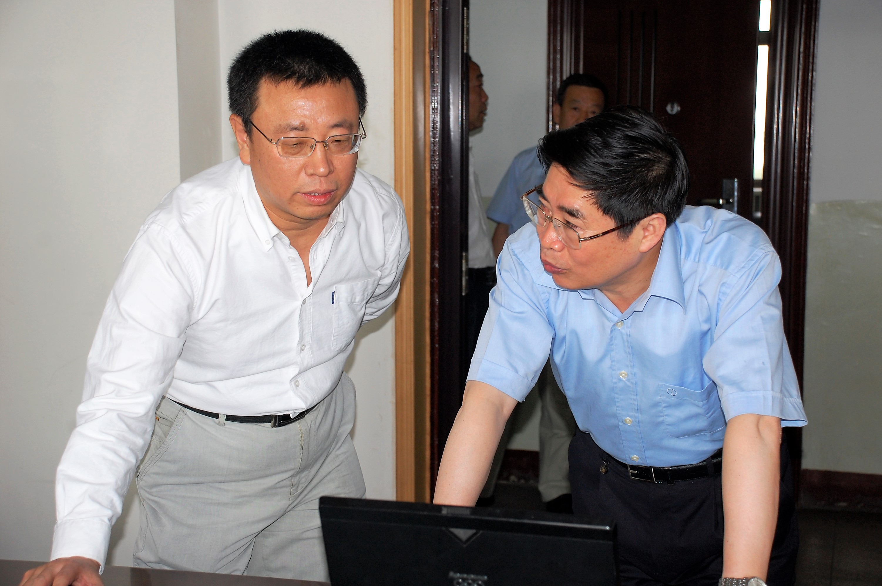 2010年6月12日上午,新任中共山西省委书记袁纯清一行走访农工党省委会机关,专职副主委张李锁向袁书记介绍省委会工作。.jpg
