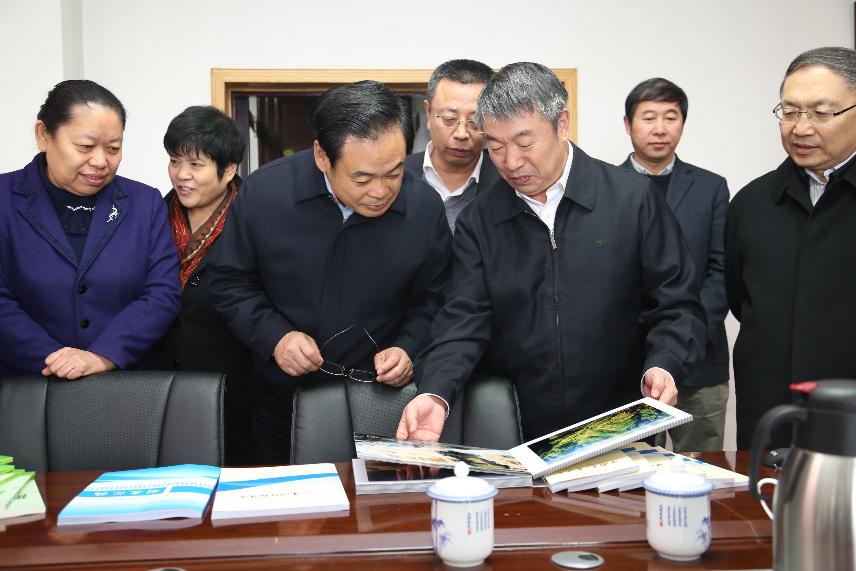 2015年11月24日,中共山西省委书记王儒林走访省委会机关。.jpg