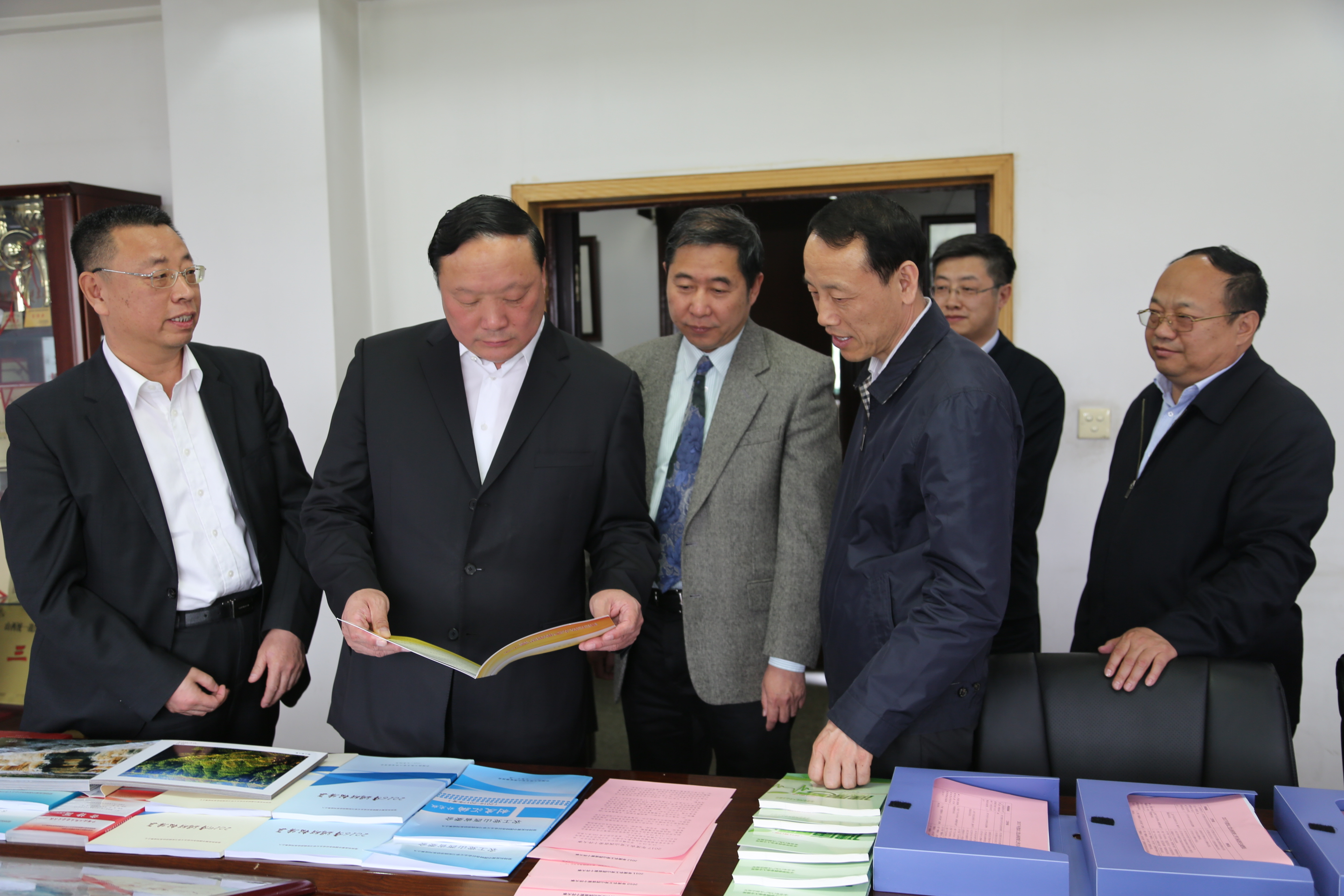 2018年4月25日,新任中共省委常委、统战部部长徐广国走访省委会机关时的情形。.jpg 2018年4月25日,新任中共省委常委、统战部部长徐广国走访省委会机关时的情形。.jpg