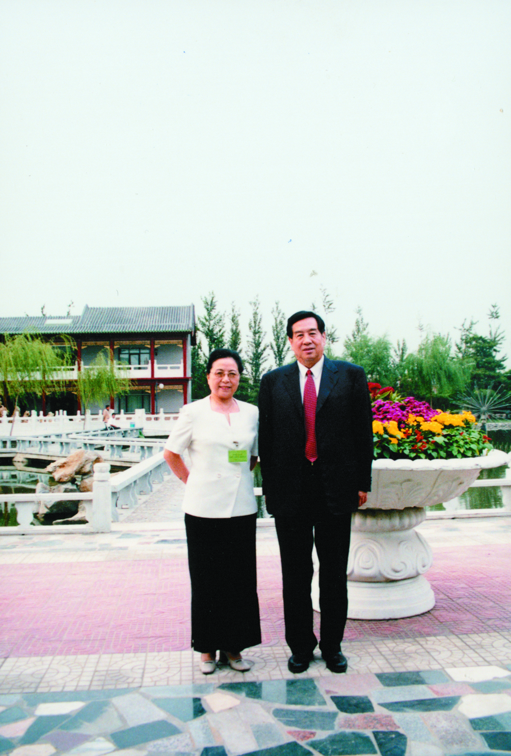 2003年，全国政协副主席、农工党中央常务副主席李蒙与参加农工党中央研讨班的省委会专职副主委许晓琳合影。.jpg