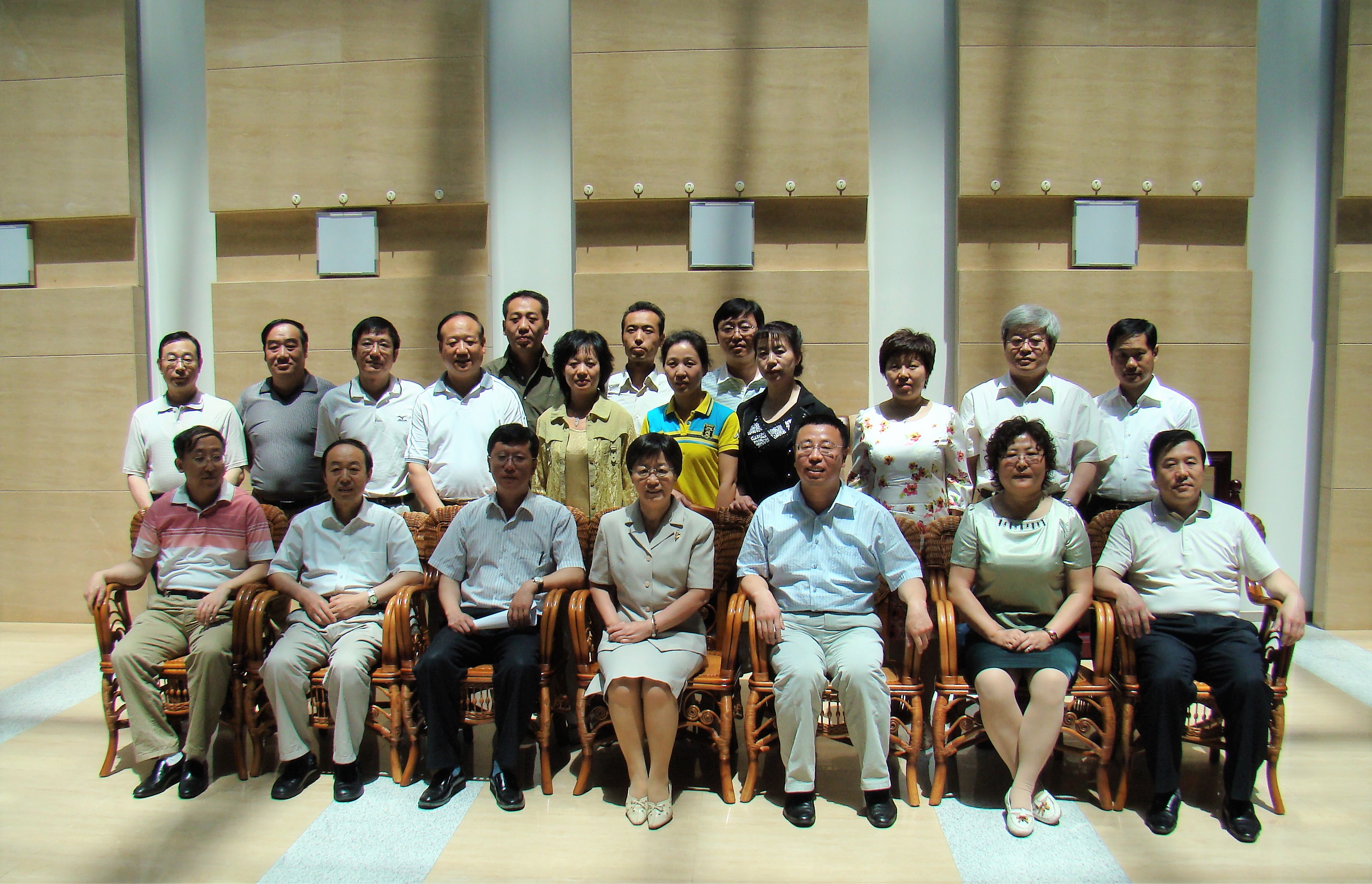 2009年6月5日，参加全省统一战线中央社院培训班的农工党员在农工党中央与汪纪戎副主席合影。.JPG