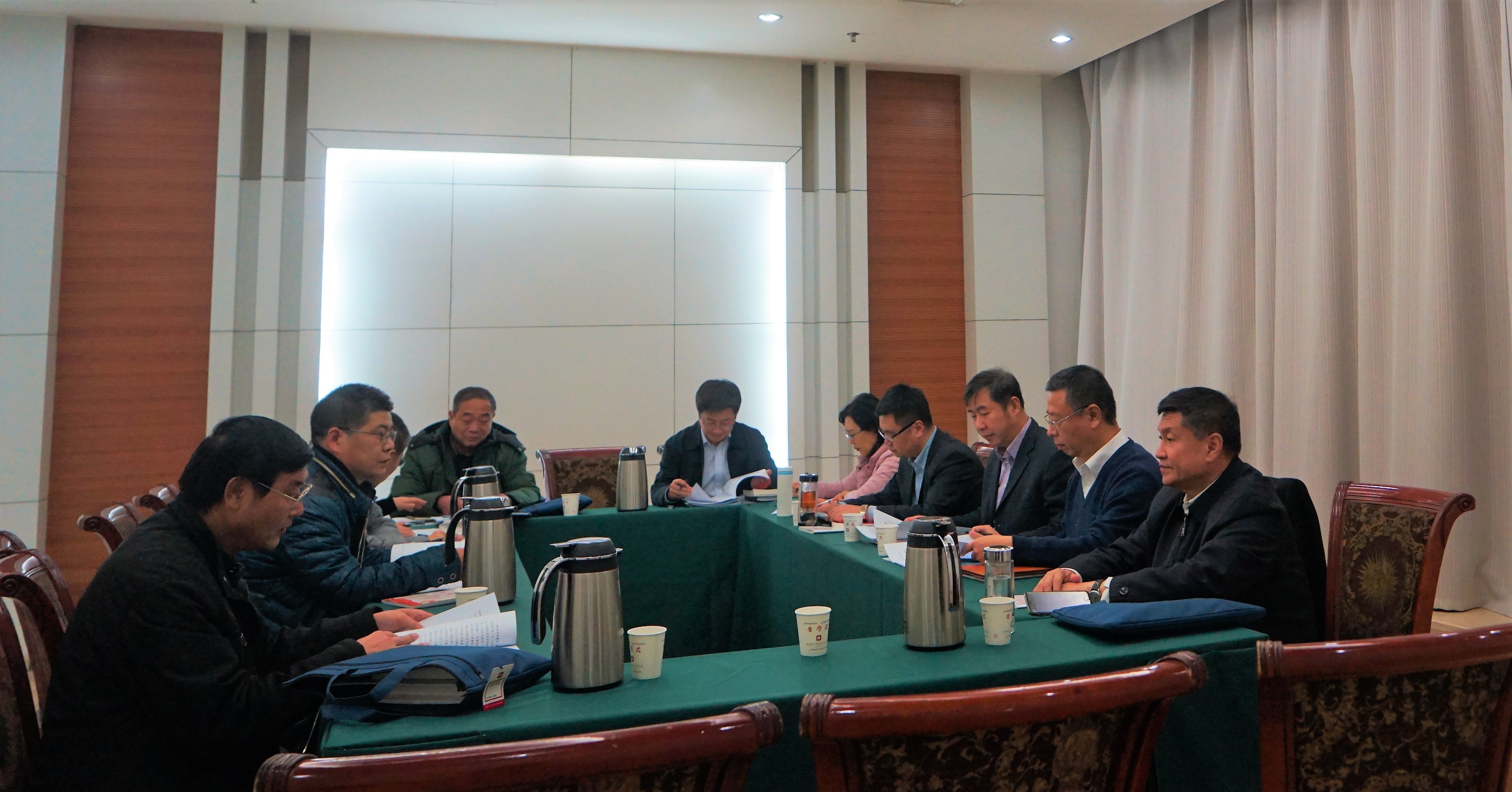 2017年12月11日,省委会参加民主党派省级组织领导干部学习贯彻十九大精神研讨班的学员进行小组讨论。.jpg 2017年12月11日,省委会参加民主党派省级组织领导干部学习贯彻十九大精神研讨班的学员进行小组讨论。.jpg