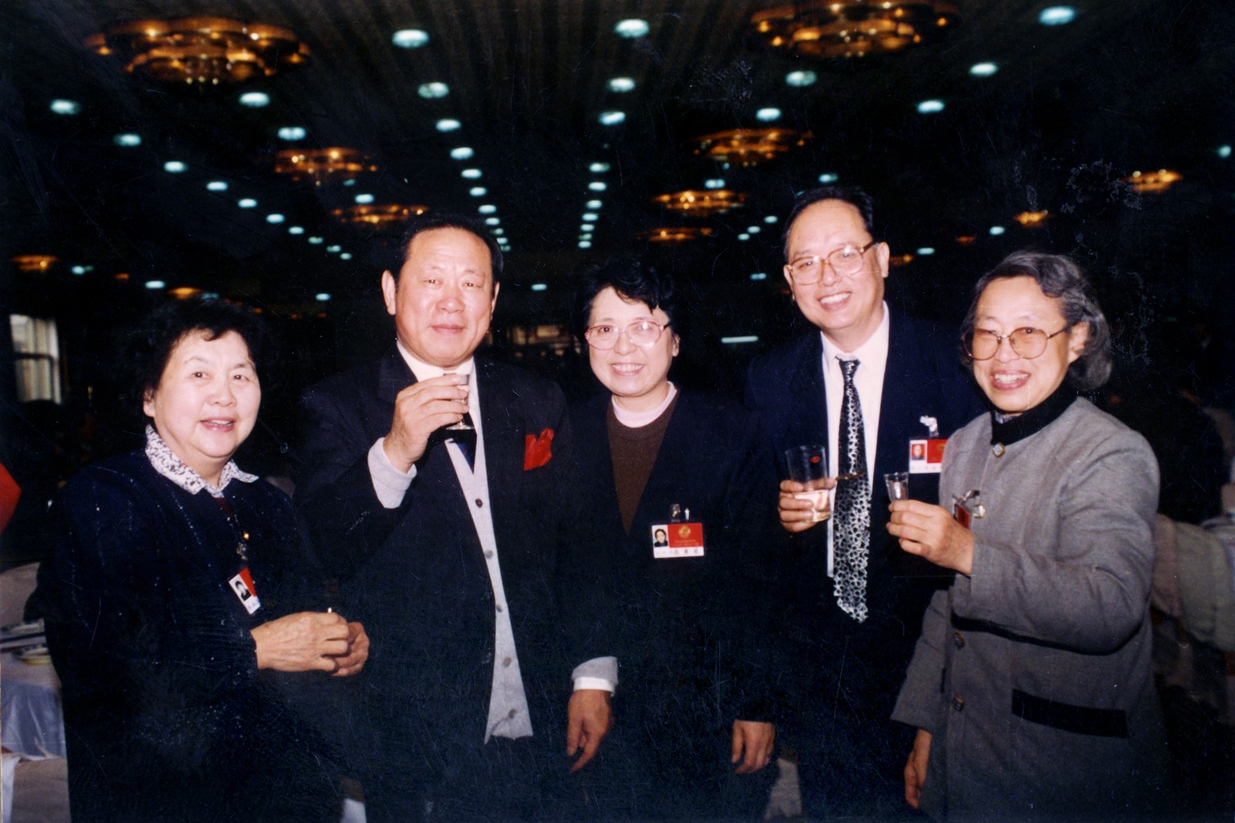 1998年1月,在省政协八届一次会议上中共山西省委书记胡富国与农工党界别政协委员互致问候。左起康淑真、胡富国、许晓琳、路正西、王德堃。.jpg 1998年1月,在省政协八届一次会议上中共山西省委书记胡富国与农工党界别政协委员互致问候。左起康淑真、胡富国、许晓琳、路正西、王德堃。.jpg