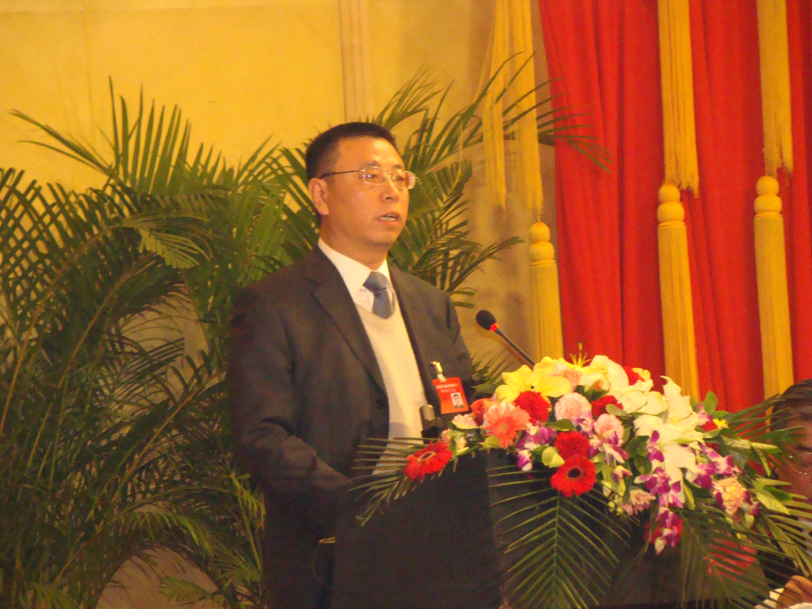 2011年1月21日,张李锁在省政协十届四次会议上代表省委会作大会发言。.jpg 2011年1月21日,张李锁在省政协十届四次会议上代表省委会作大会发言。.jpg