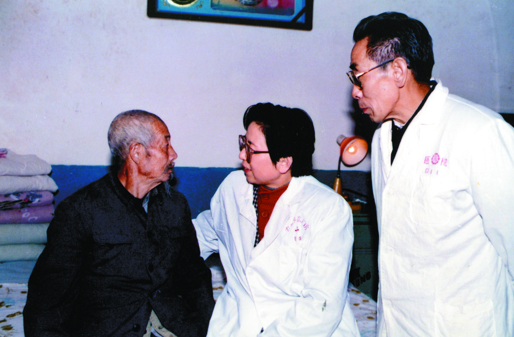 1996年,省委会在昔阳县开展国际科学与和平周活动,专职副主委许晓琳看望大寨老劳模贾进财。.jpg 1996年,省委会在昔阳县开展国际科学与和平周活动,专职副主委许晓琳看望大寨老劳模贾进财。.jpg