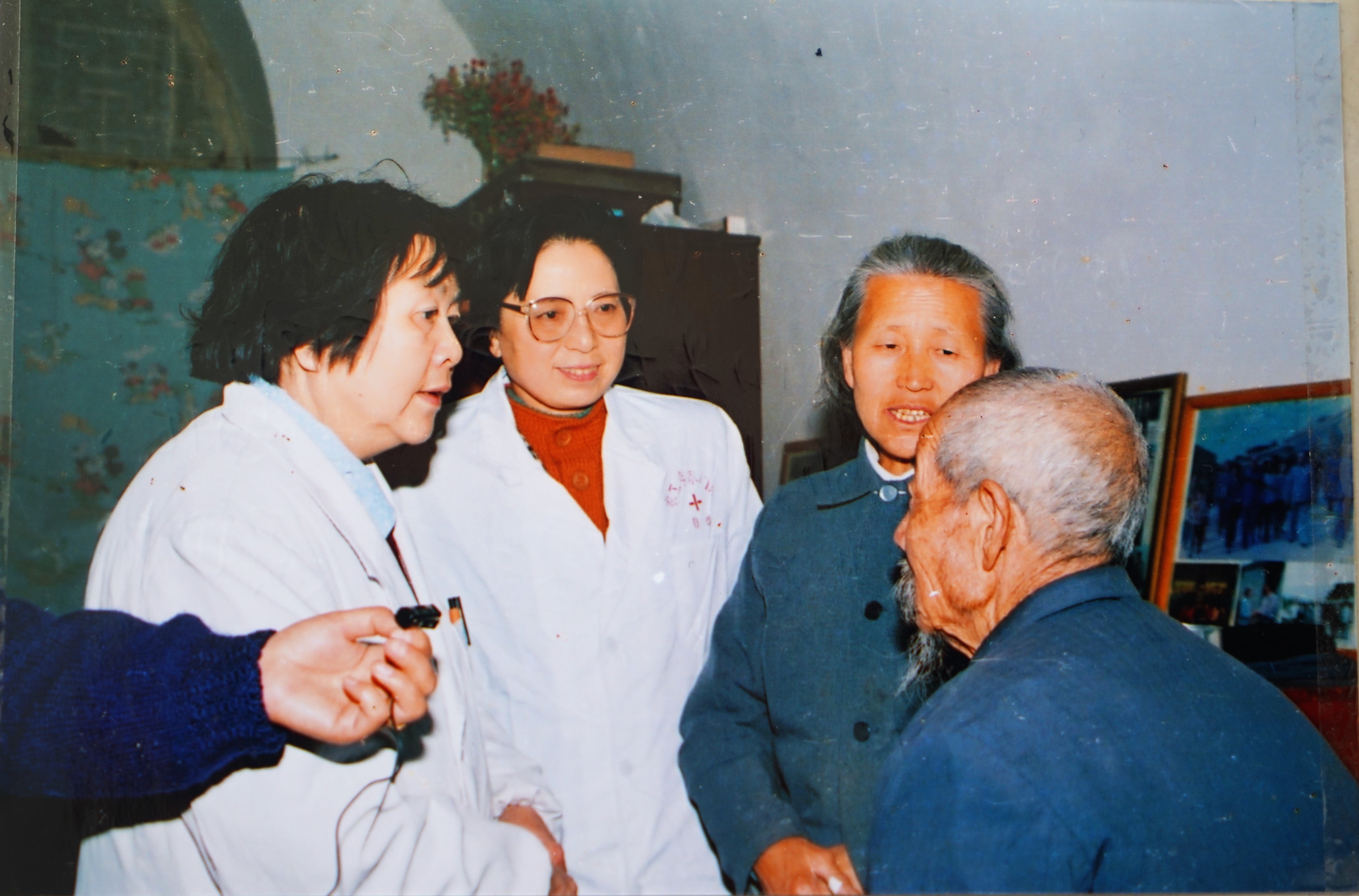 1996年，农工党省委会在昔阳县大寨开展国际科学与和平周义诊活动，许晓琳、康叔真看望大寨老劳模贾进才、宋立英。.JPG
