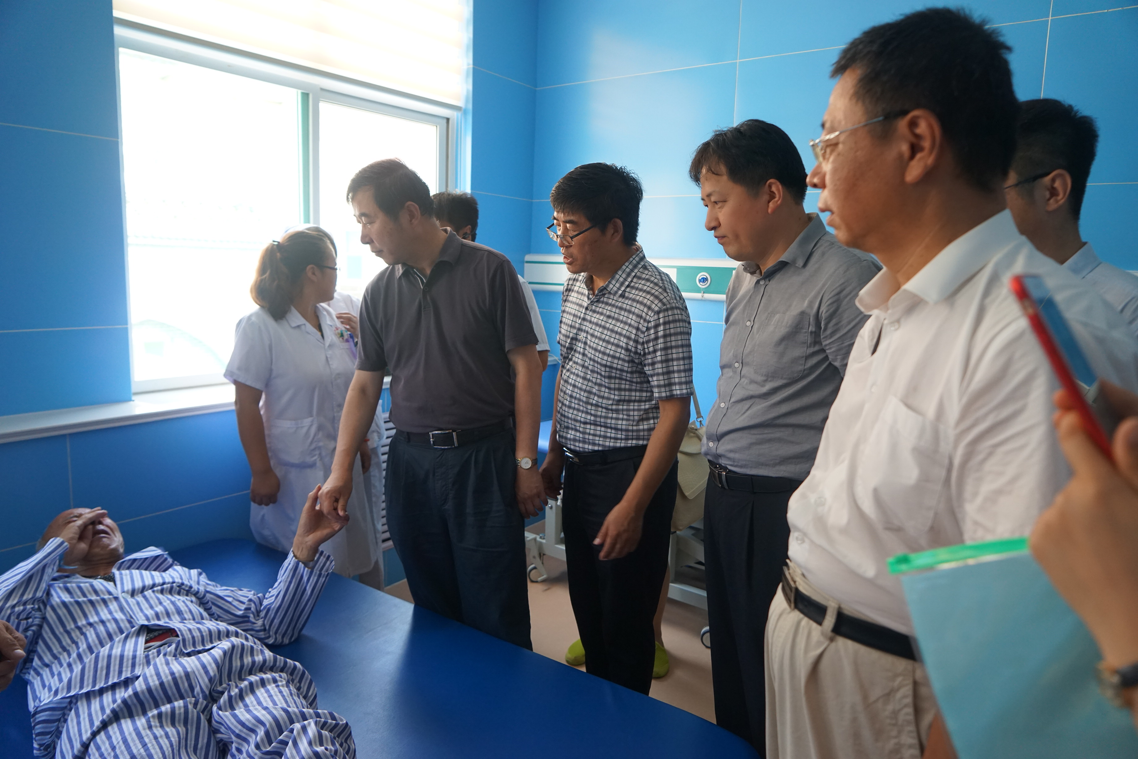 2017年7月19日，李思进主委在长治市平顺县脱贫攻坚民主监督中走访看望住院贫困户。.JPG