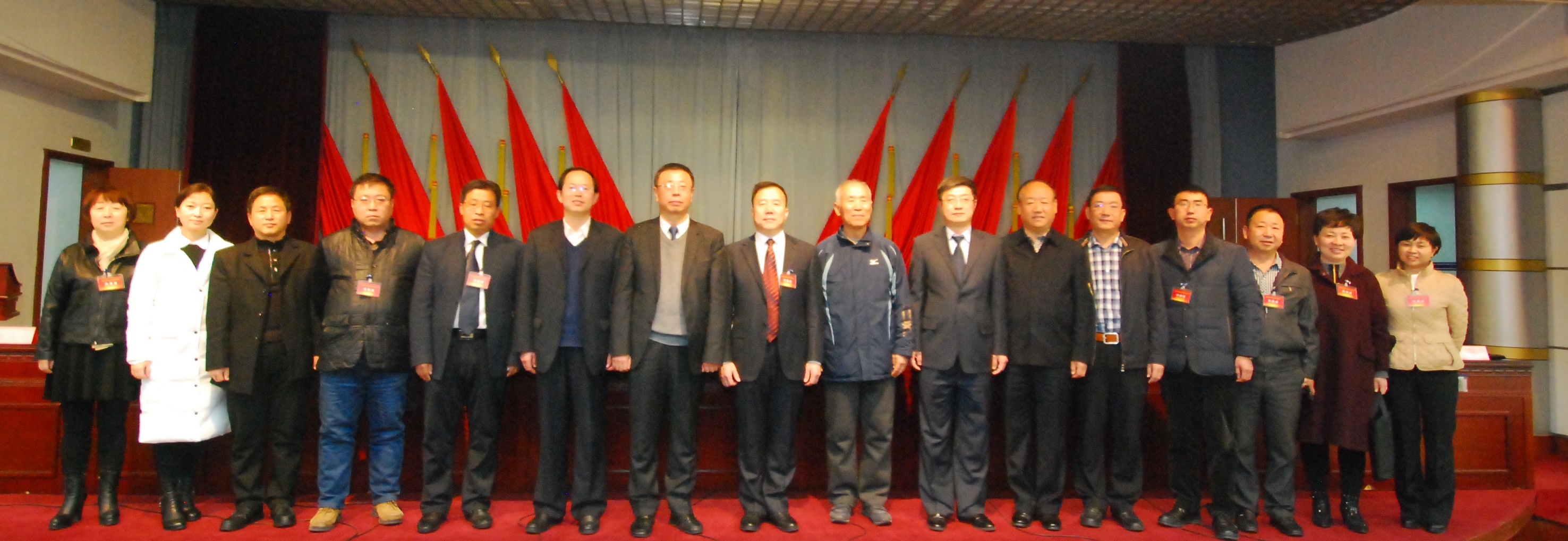 5、2016年12月25日，在农工党长治市第六次代表大会上，参加会议的省市领导和第六届市委会班子成员合影_看图王.jpg