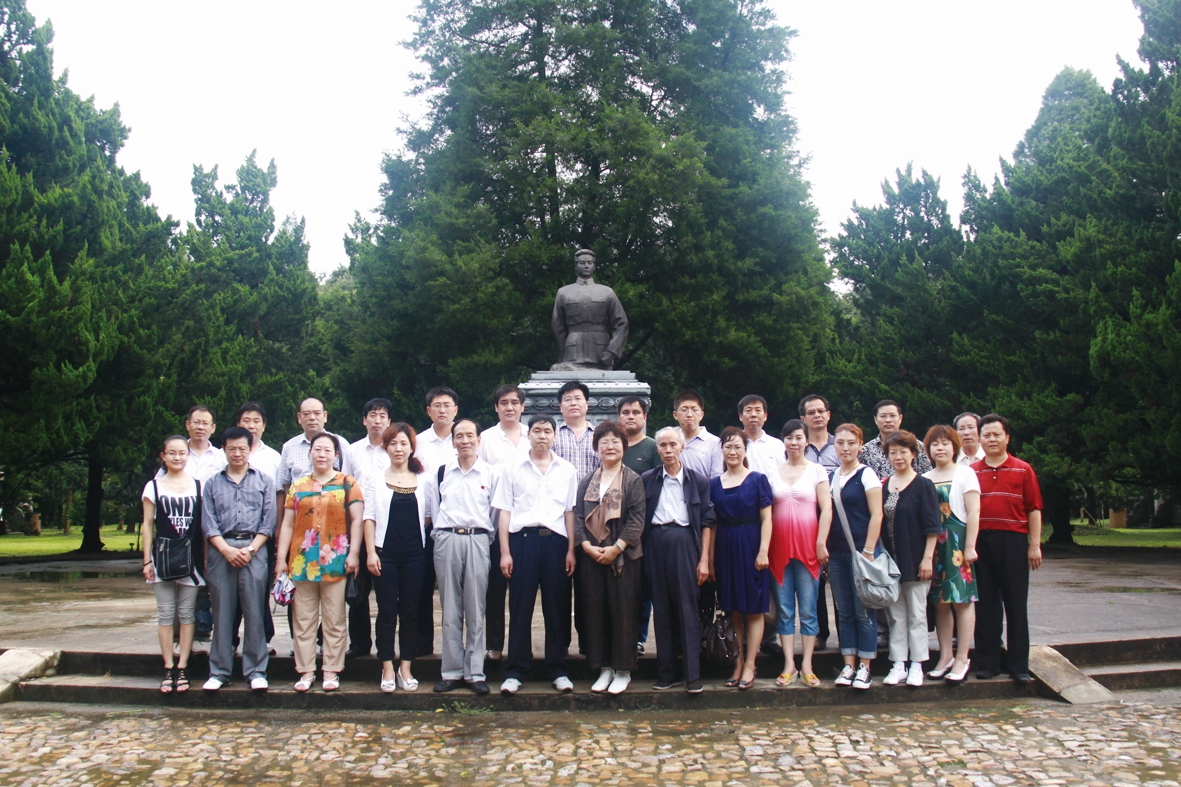 2010年9月,市委会组织骨干党员赴南京拜竭邓演达墓.jpg 2010年9月,市委会组织骨干党员赴南京拜竭邓演达墓.jpg